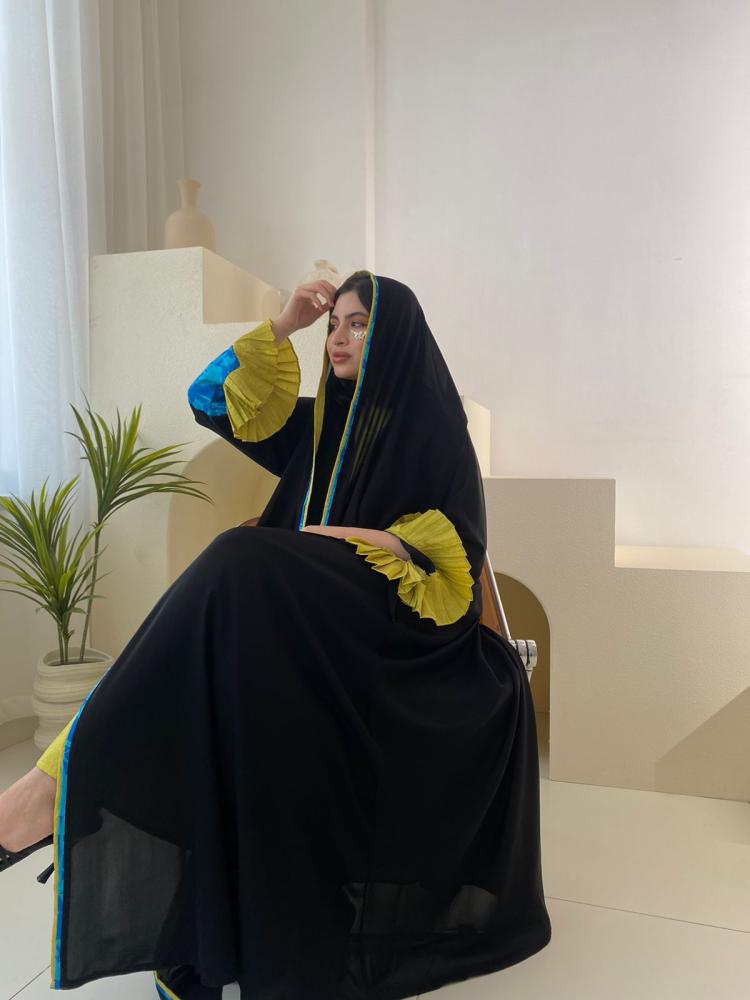 عباية كلوش كريب سوداء بتفاصيل تراثية وألوان زاهية