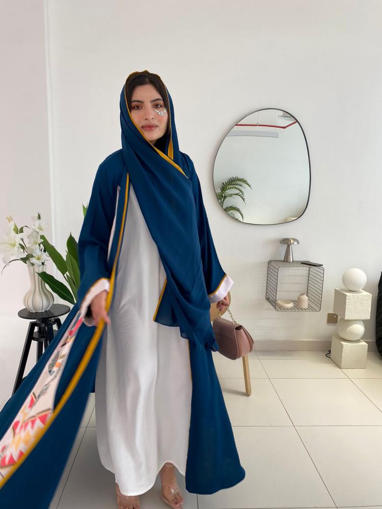 عبايه ملونه زرقاء أنيقة وعصرية