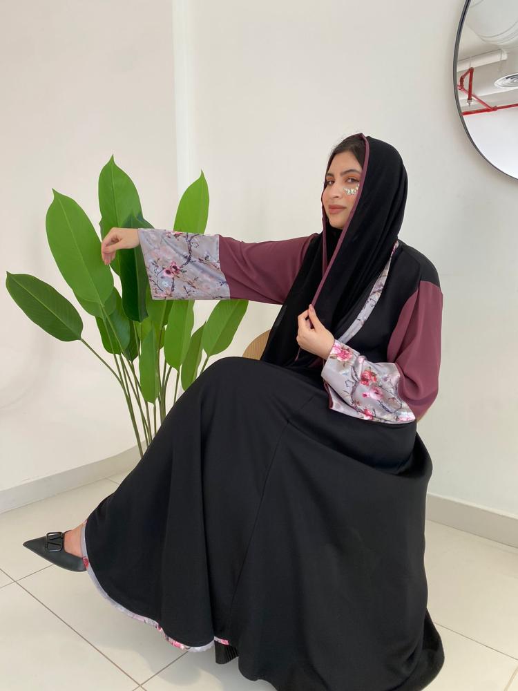 عباية كلوش كريب بأكمام ملونة نصفها مشجرة