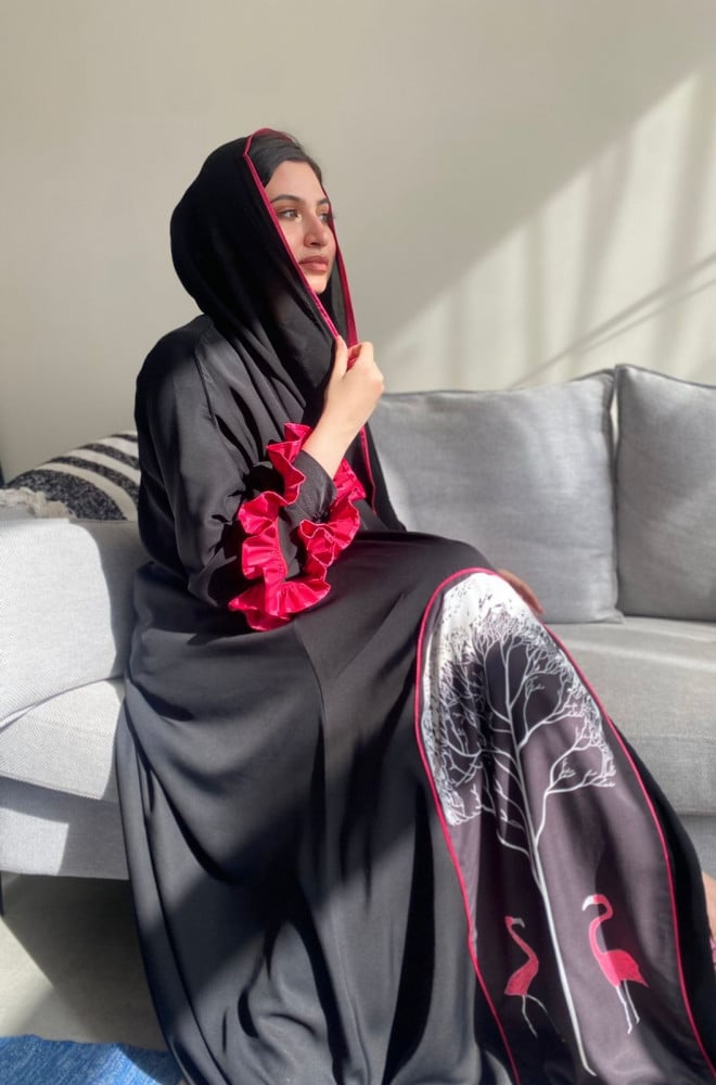 عباية كلوش كريب سوداء برفلز فوشية ولمسات فنية