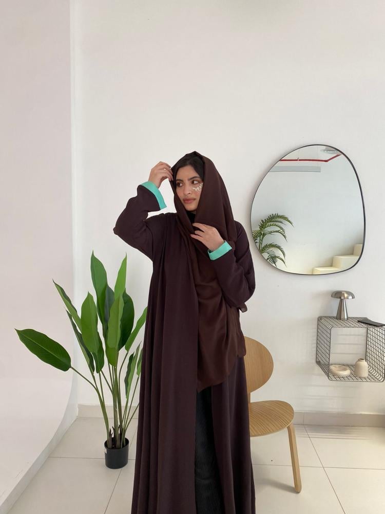 عباية كلوش كريب قصة ظهر مشجرة وأكمام بأطراف ملونة