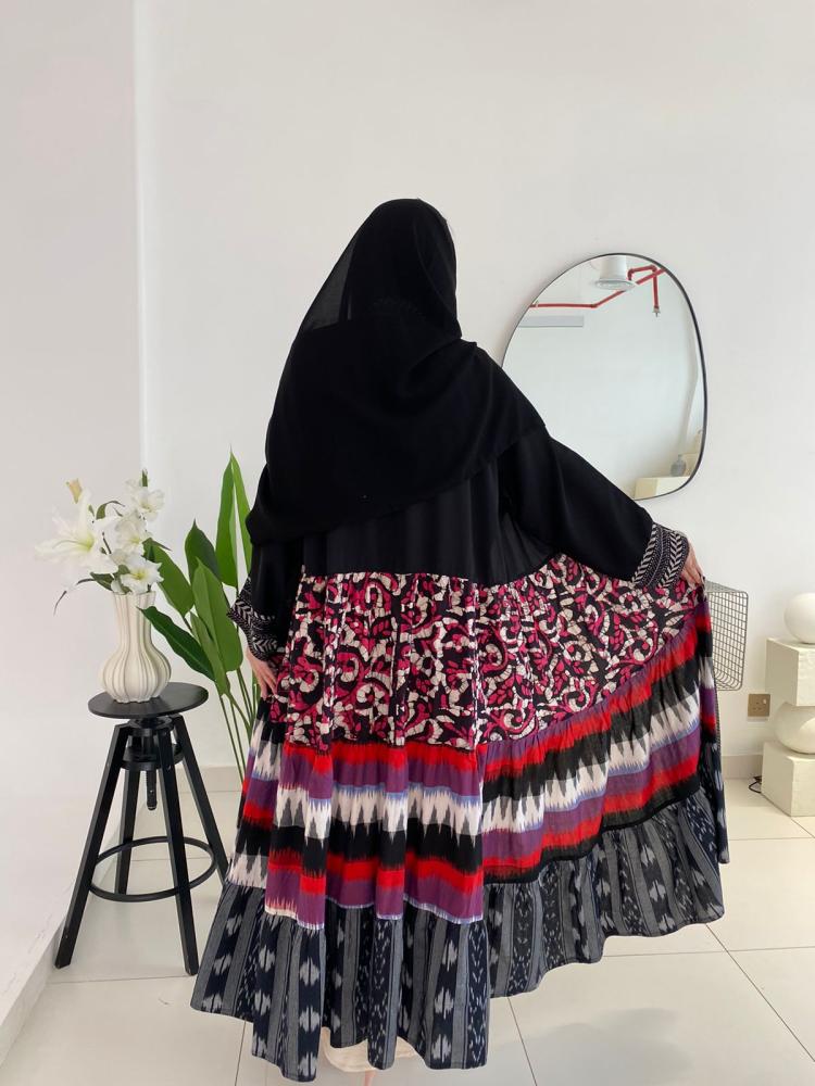 عباية كلوش كريب ولنن سوداء بنقوش تراثية ملونة