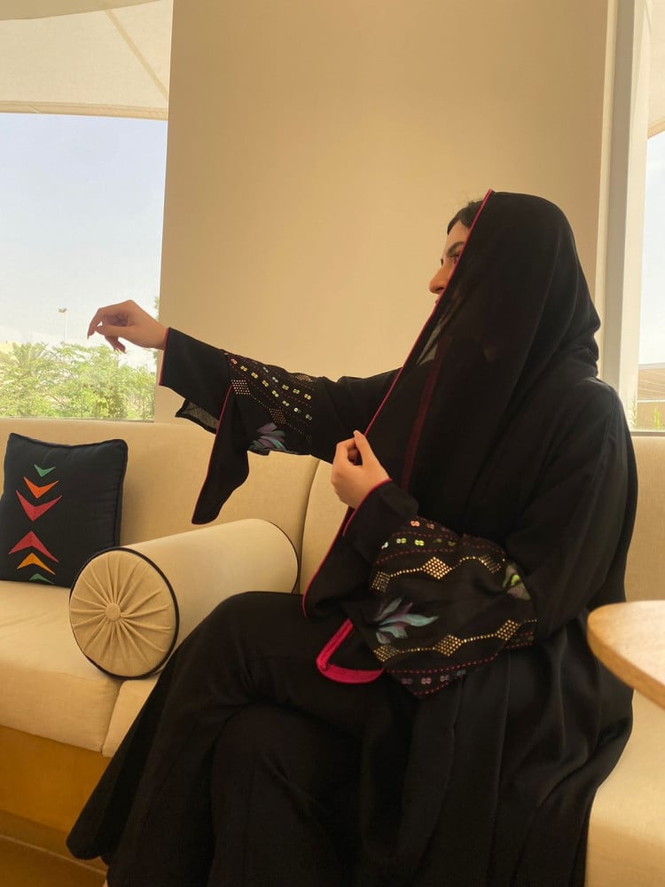 عباية كلوش كريب سوداء بتطريز ملون ولمسات فوشية