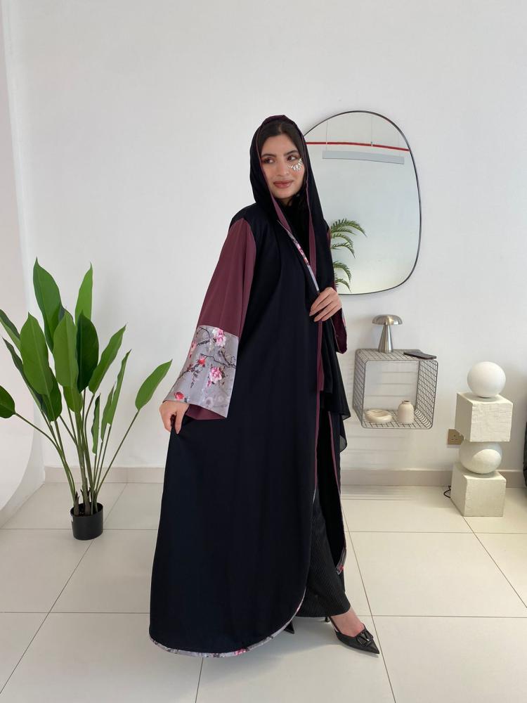 عباية كلوش كريب بأكمام ملونة نصفها مشجرة