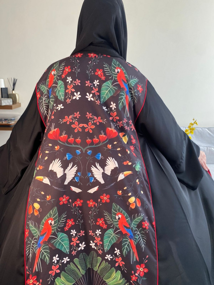 عباية كلوش كريب سوداء بتطريز فني ملكي ولمسات حمراء فاخرة