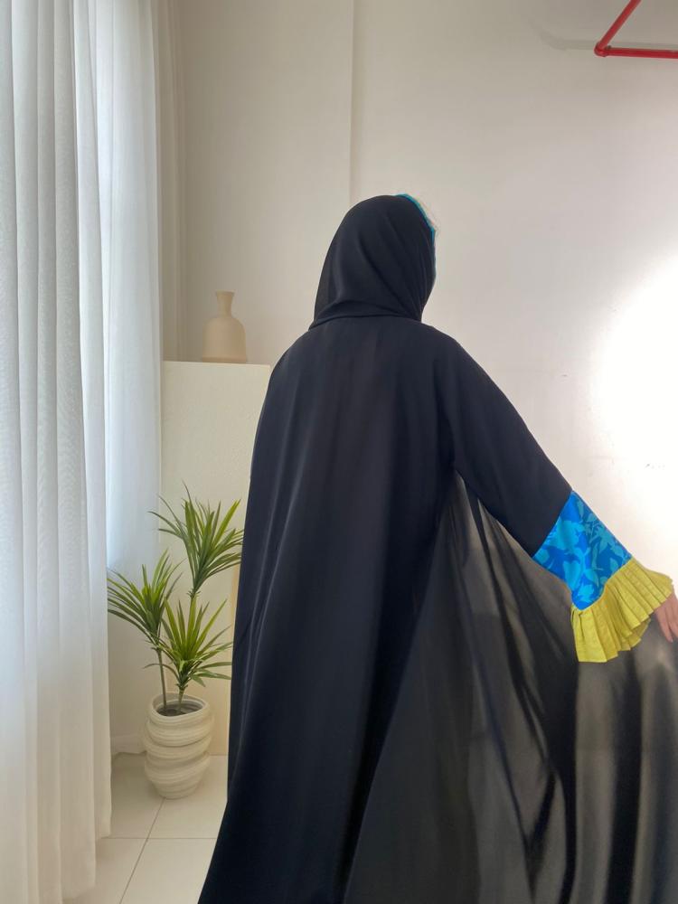 عباية كلوش كريب سوداء بتفاصيل تراثية وألوان زاهية