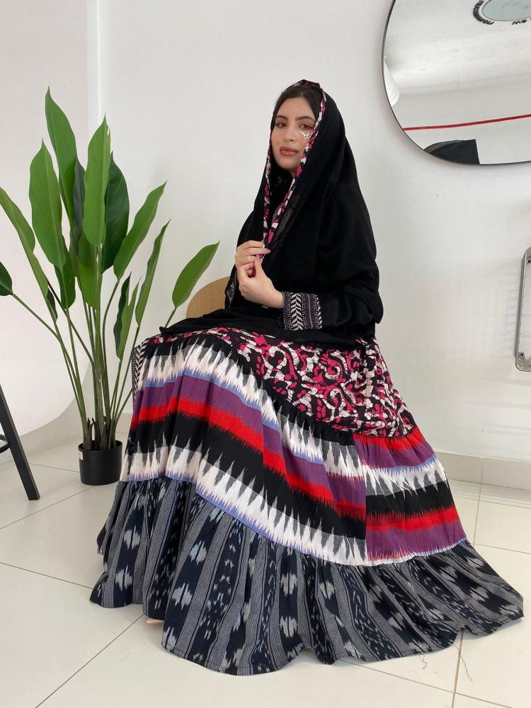 عباية كلوش كريب ولنن سوداء بنقوش تراثية ملونة