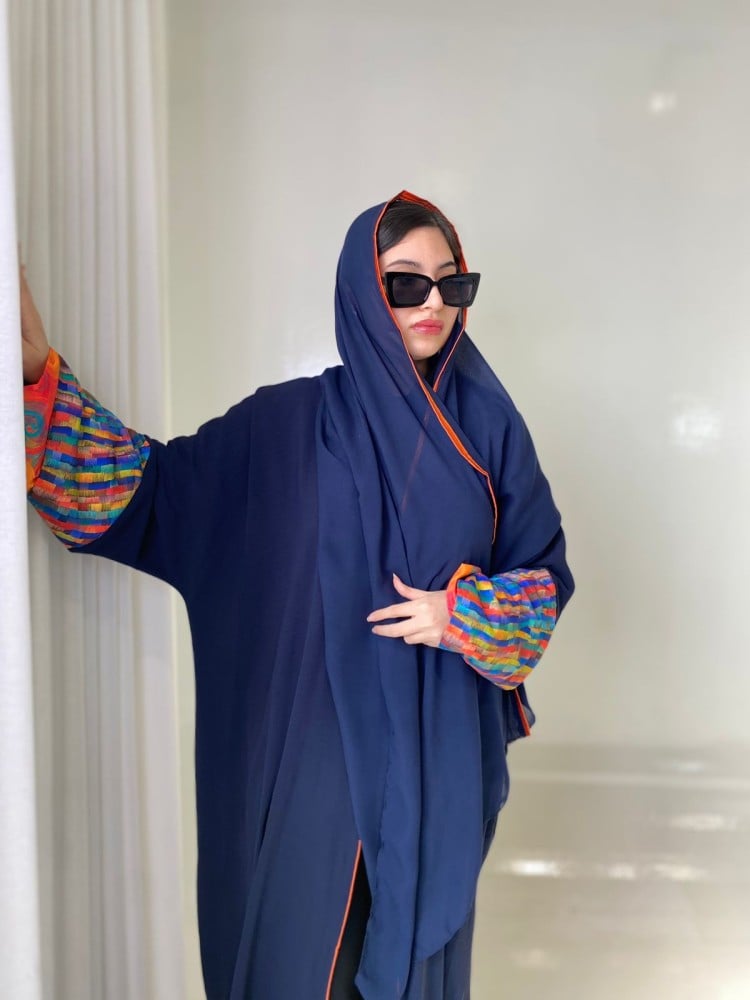 عباية نص بشت كريب كحلي بأكمام فنية ملونةعباية نص بشت كريب كحلي بأكمام