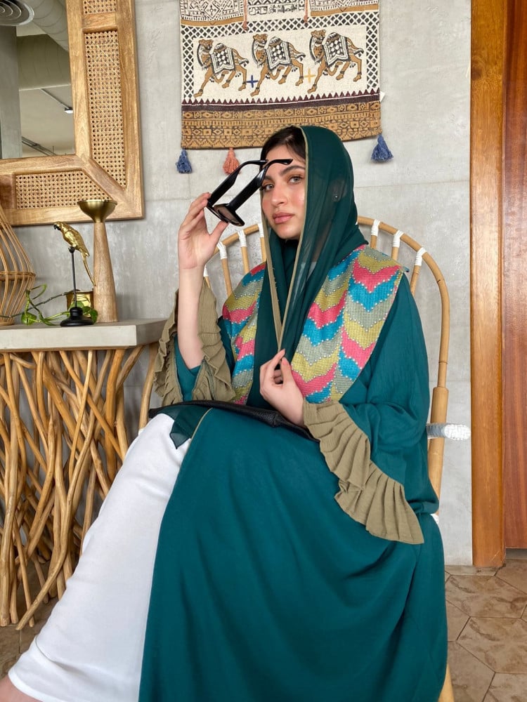 عباية كلوش زمردية تراثية بتطريز ملون