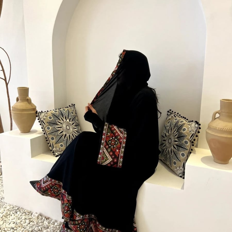 عباية كلوش كريب بأطراف مشجرة بطراز عربي