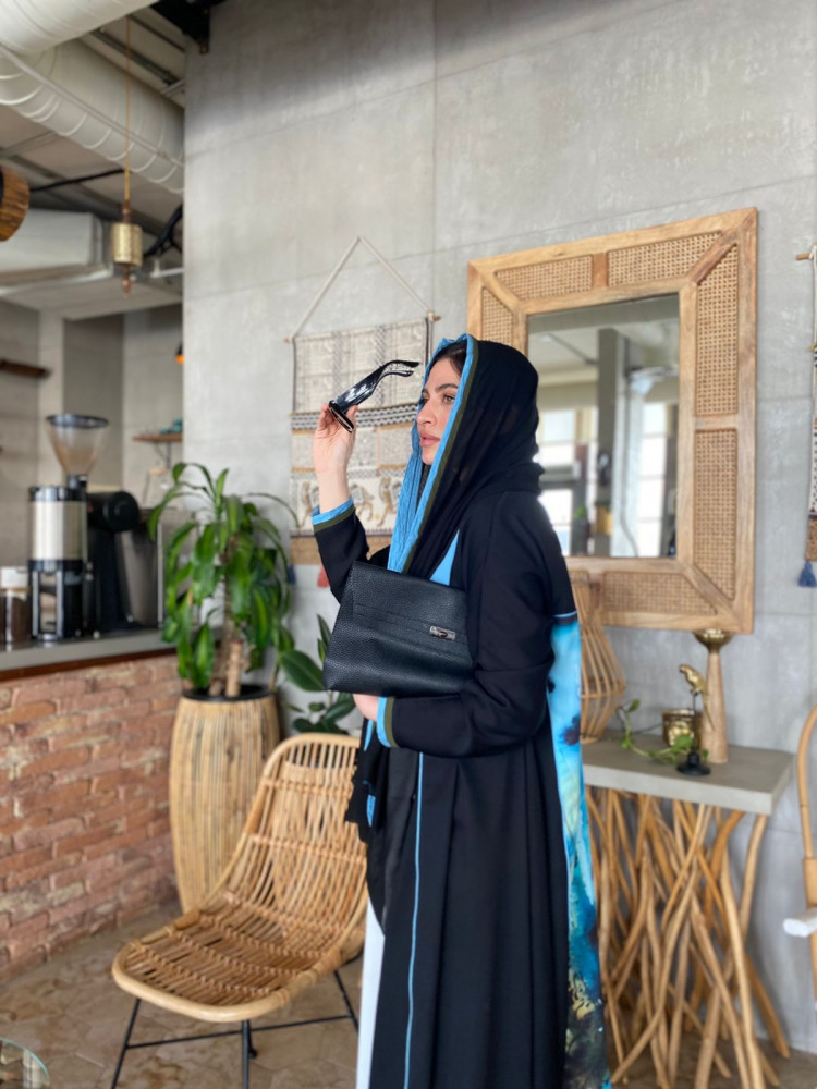 عباية كلوش كريب سوداء فاخرة بطباعة طاووس ملكية