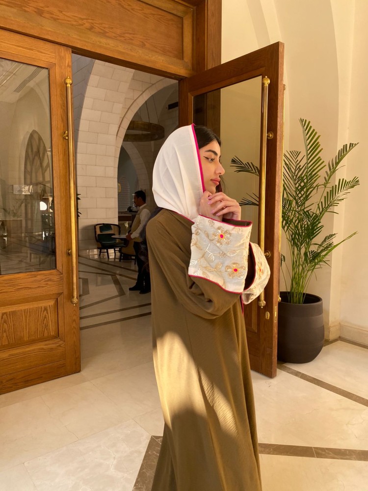 عباية كريب كلوش جملي بنقشة على الأكمام