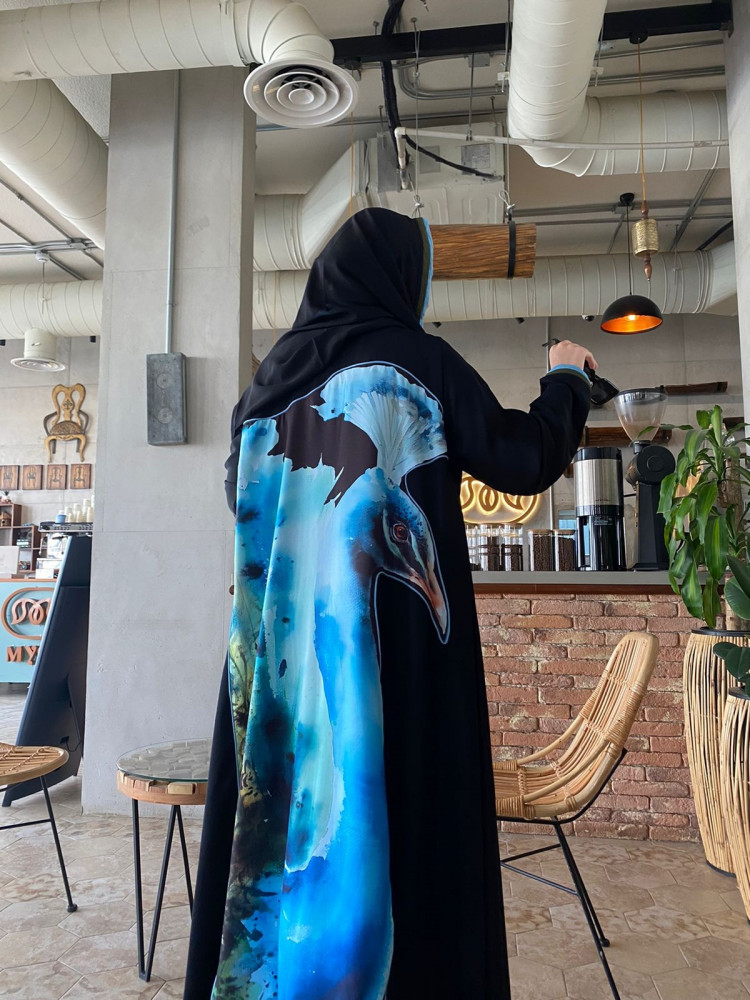 عباية كلوش كريب سوداء فاخرة بطباعة طاووس ملكية