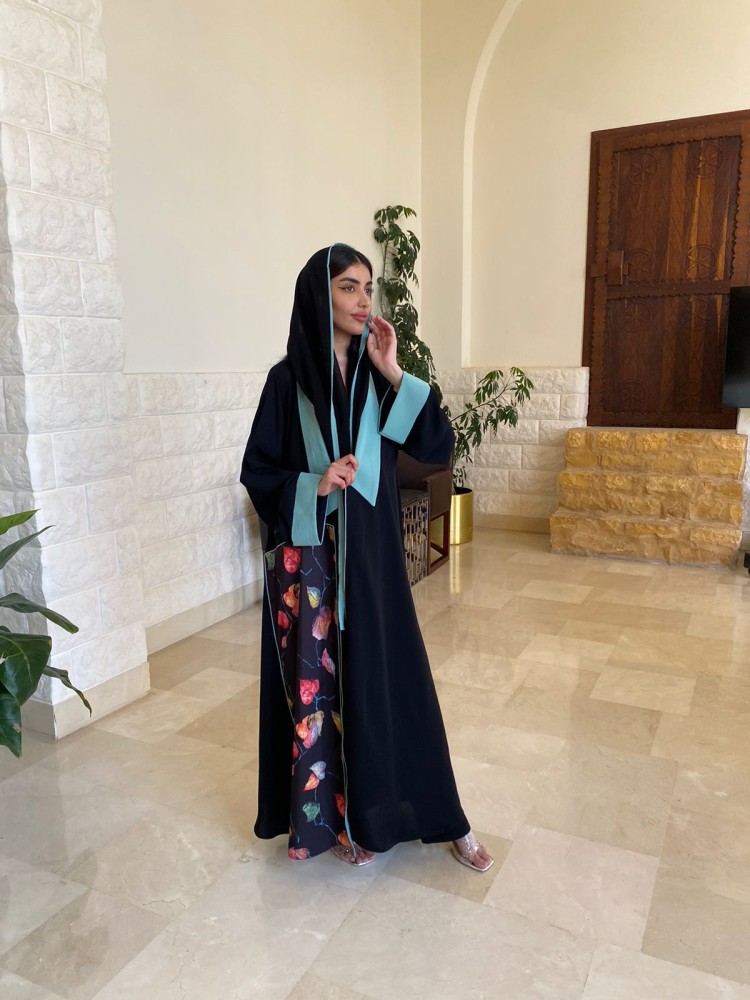 عباية كلوش كريب سوداء بتفاصيل سماوية وطبعة زهرية فنية