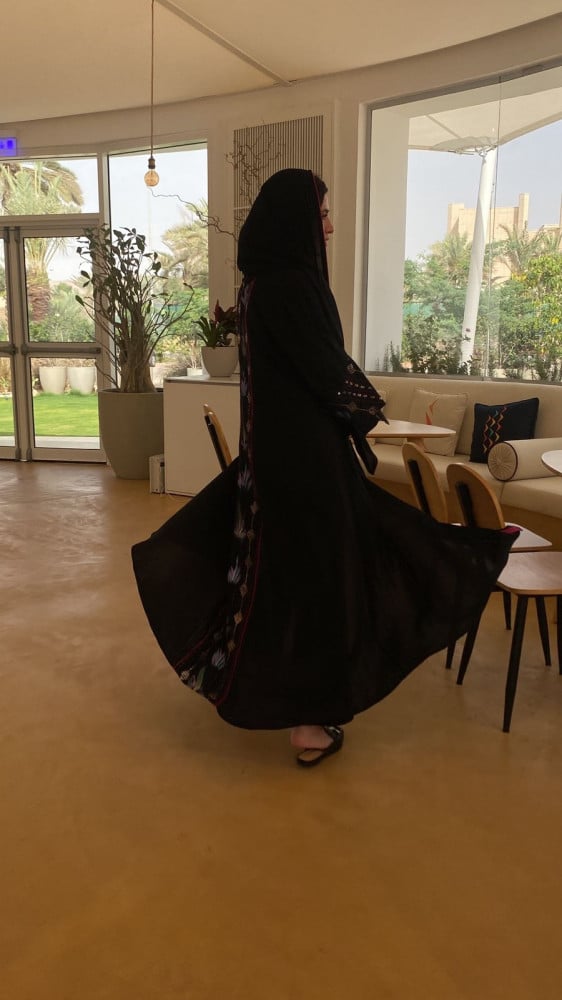 عباية كلوش كريب سوداء بتطريز ملون ولمسات فوشية