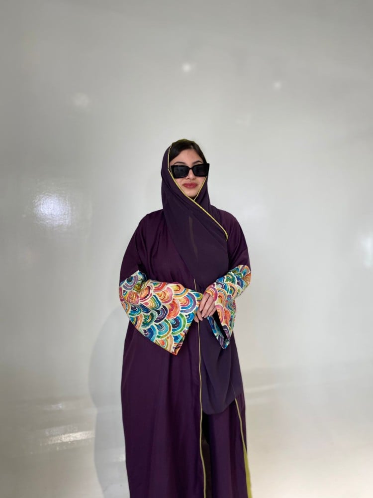 Abaya half Beshat, fabric type crepe. If you want to change the color or just the style of the abaya, write in the notes.