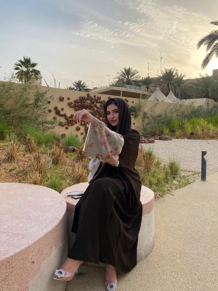 عباية كريب نص بشت بأكمام مشجرة باللون اللي يناسبك