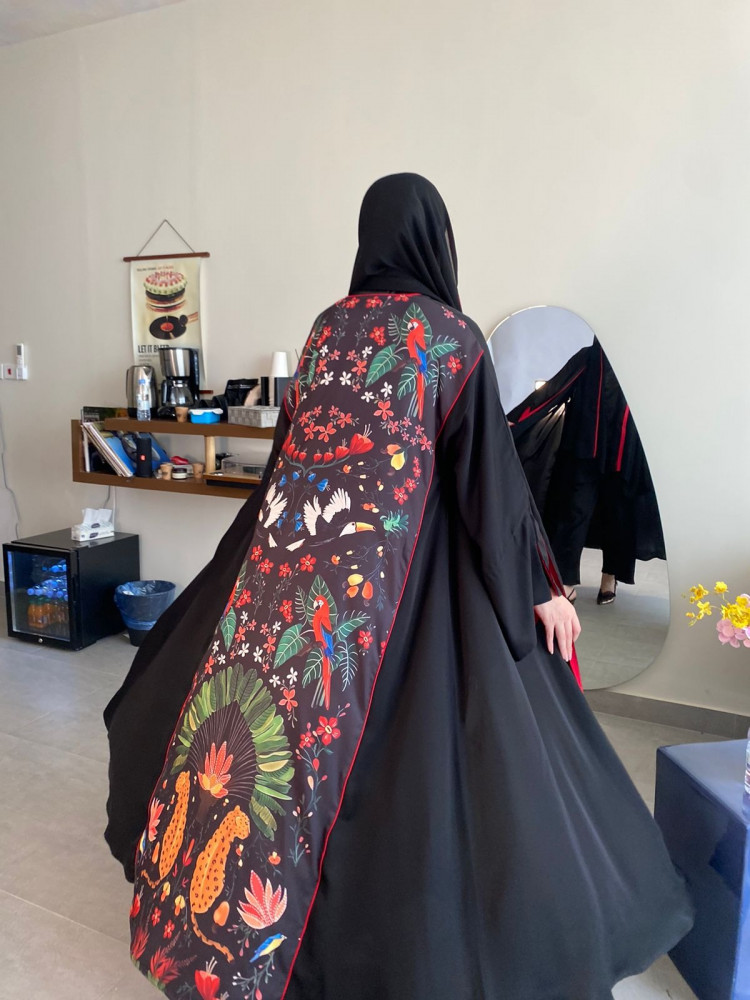 عباية كلوش كريب سوداء بتطريز فني ملكي ولمسات حمراء فاخرة