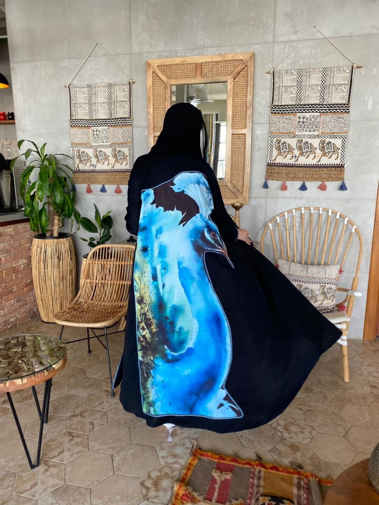 عباية كلوش كريب سوداء فاخرة بطباعة طاووس ملكية