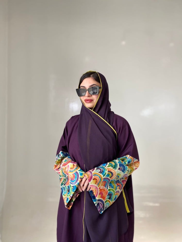 Abaya half Beshat, fabric type crepe. If you want to change the color or just the style of the abaya, write in the notes.