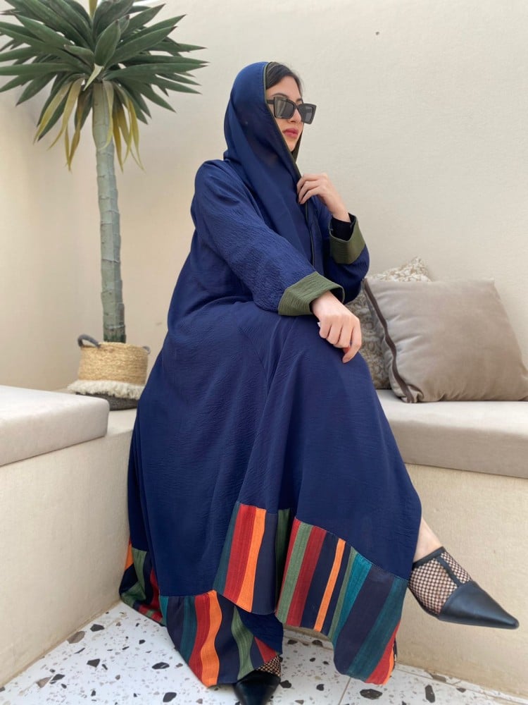 عباية كلوش كريب كحلي بأكمام زيتي أنيقة