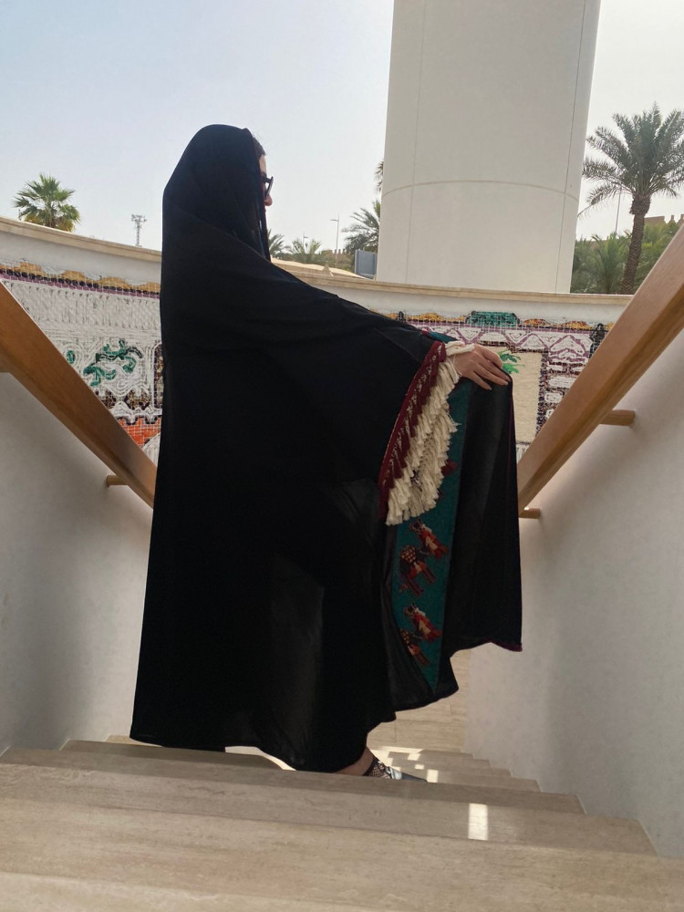 عباية كلوش كريب سوداء بلمسات تراثية ملكية