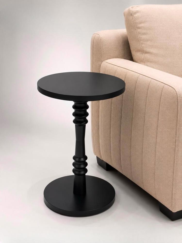 طاولة خدمة خشبية مفردة دائرية بساق كلاسيكية محفورة وقاعدة دائرية متينة – تصميم أنيق للضيافة وزوايا الكنب (متوفرة باللونين البني والأسود)