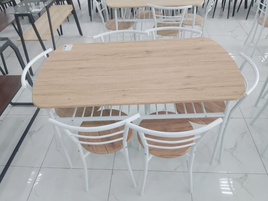 طاولة طعام عصرية بـ 6 كراسي بتصميم فاخر