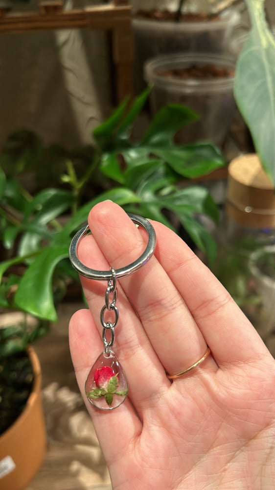 ميداليه ورد احمر