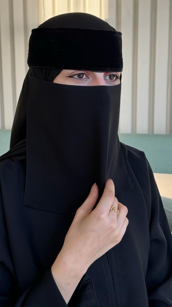 عرض ثلاث نقابات مخمل