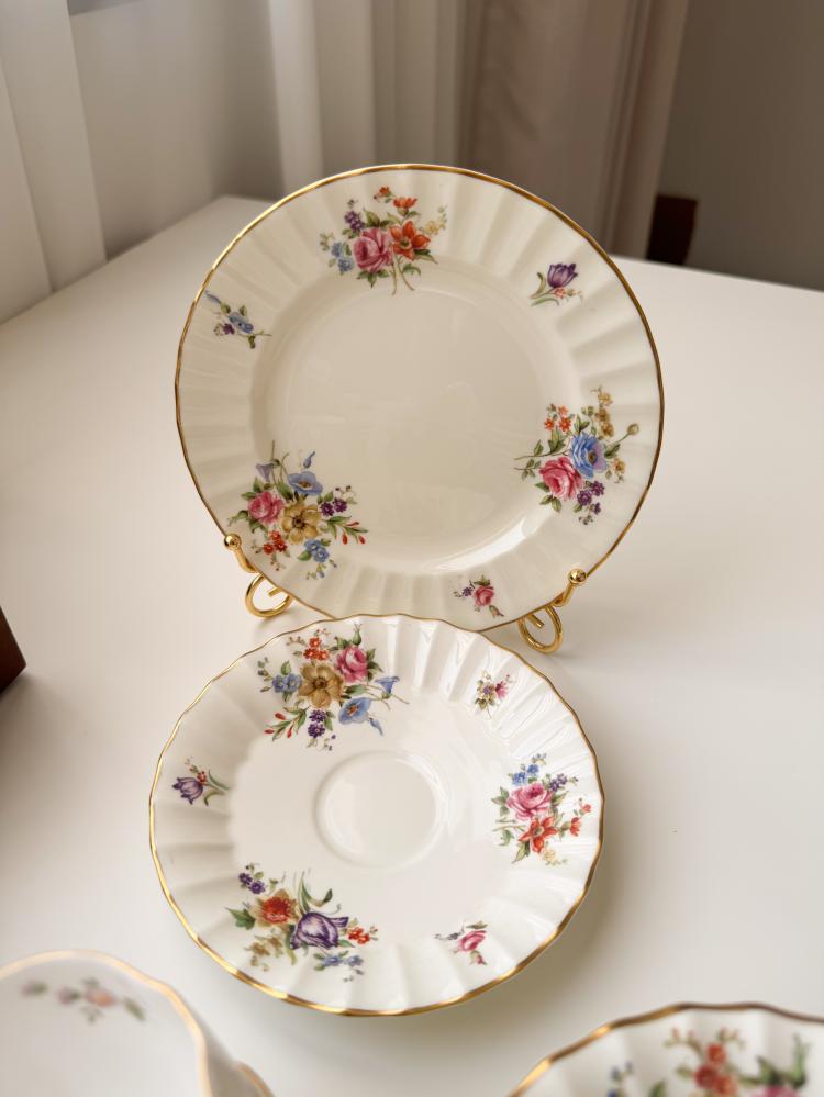 طبقين من Royal Worcester “Roanoke” ( طبق كوب و طبق كيك )