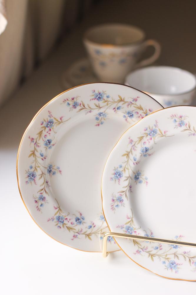 Two elegant antique plates with a diameter of 16 cm
