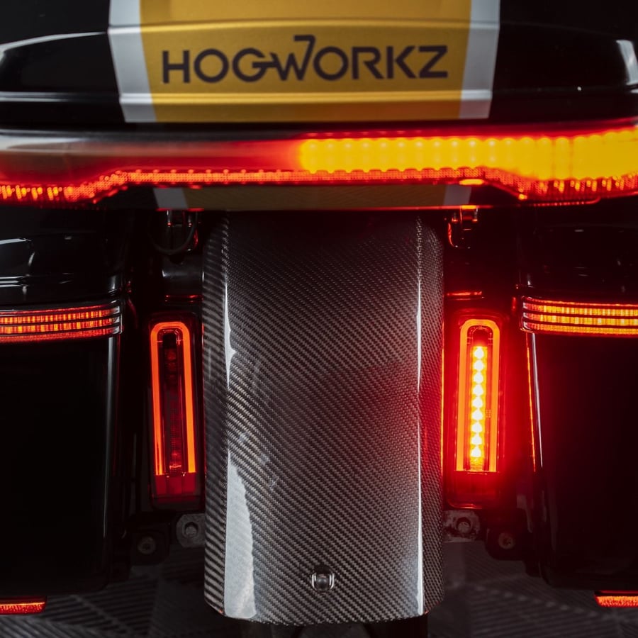 انارة فندر خلفى لون أحمر من Hogworkz لدراجات هارلى تورينق 2014-2023