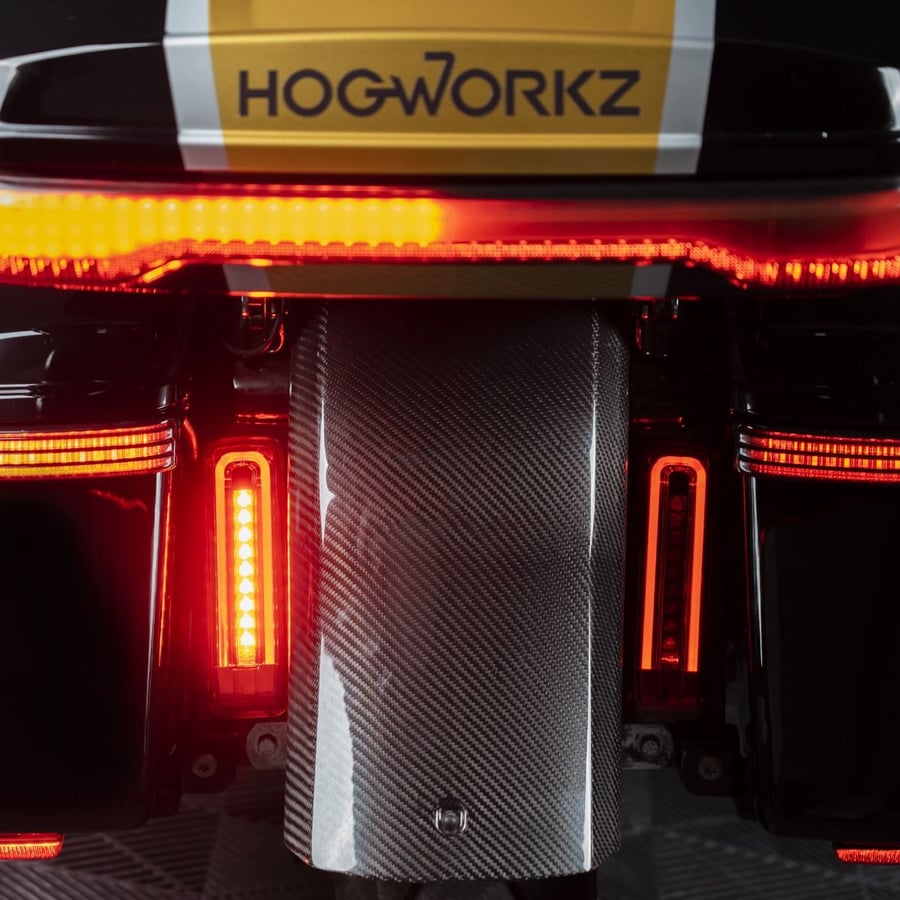 انارة فندر خلفى لون أحمر من Hogworkz لدراجات هارلى تورينق 2014-2023