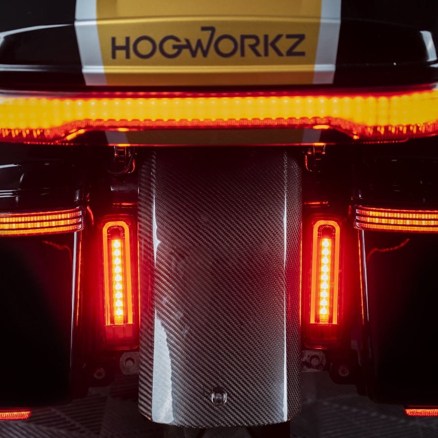 انارة فندر خلفى لون أحمر من Hogworkz لدراجات هارلى تورينق 2014-2023