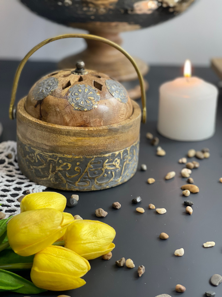 مبخرة دائرية هندية من الخشب الطبيعي بزخرفة حروف عربية بتصميم اندلسي بلون رصاصي