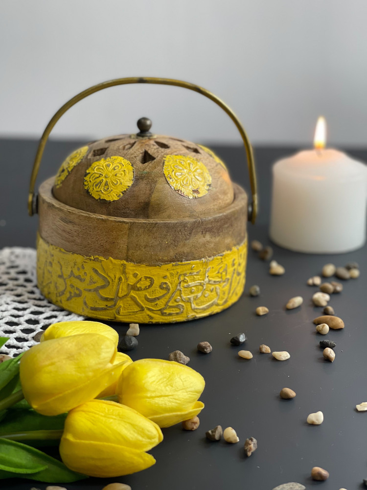 مبخرة دائرية هندية من الخشب الطبيعي بزخرفة حروف عربية بتصميم اندلسي بلون اصفر
