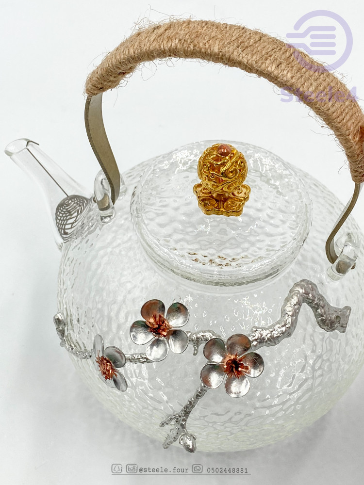 أبريق جميل له غطاء انيق وتتوسطه زهور البرقوق  الطول 12.5cm عرض 19.6cm
