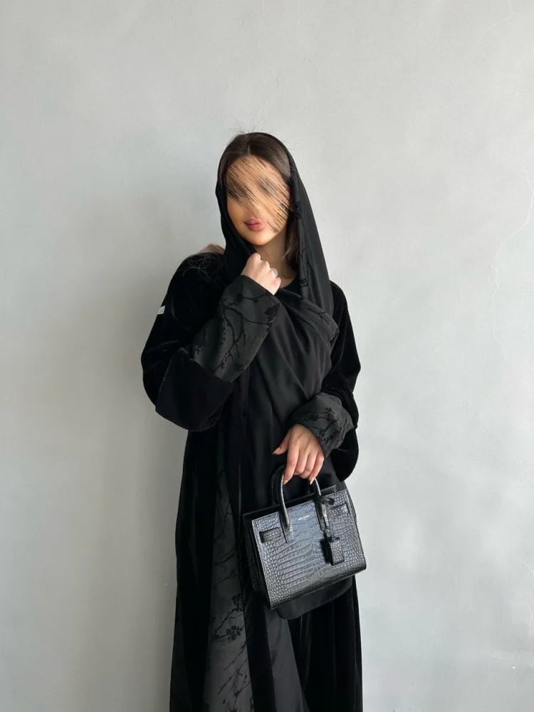 عباية مخمل اسود