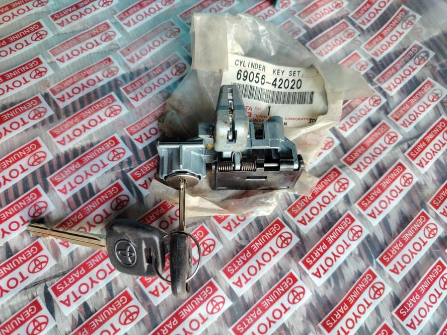 Lock of the 98 Camry drawer original