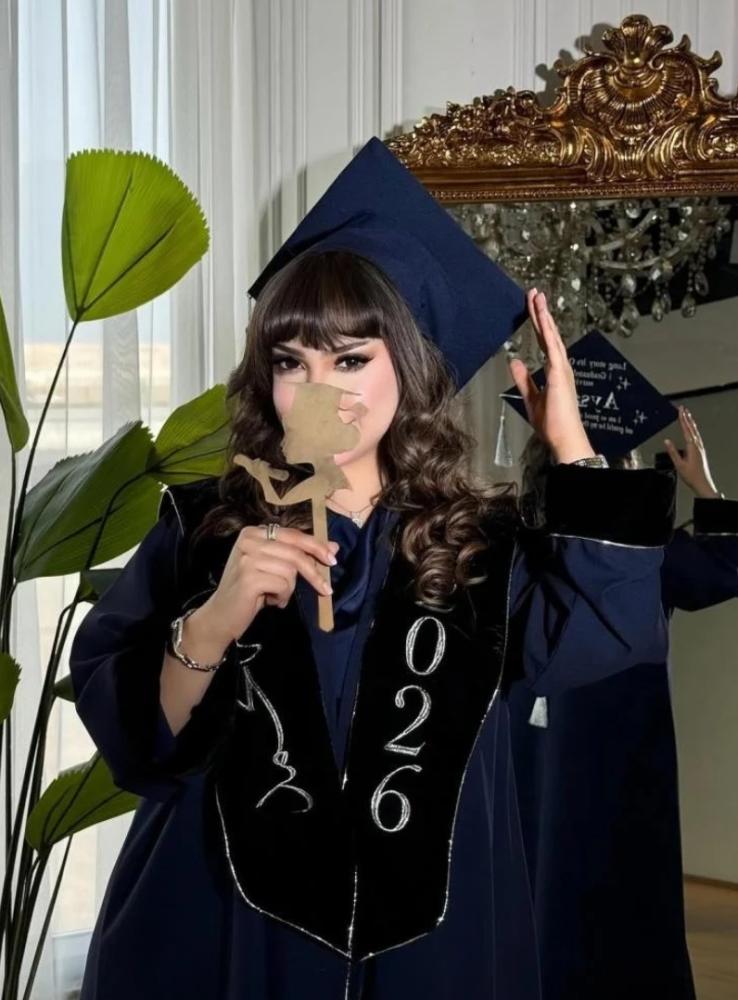أفخم عباية تخرج كحلي مع وشاح تخرج أسود مخمل 2026