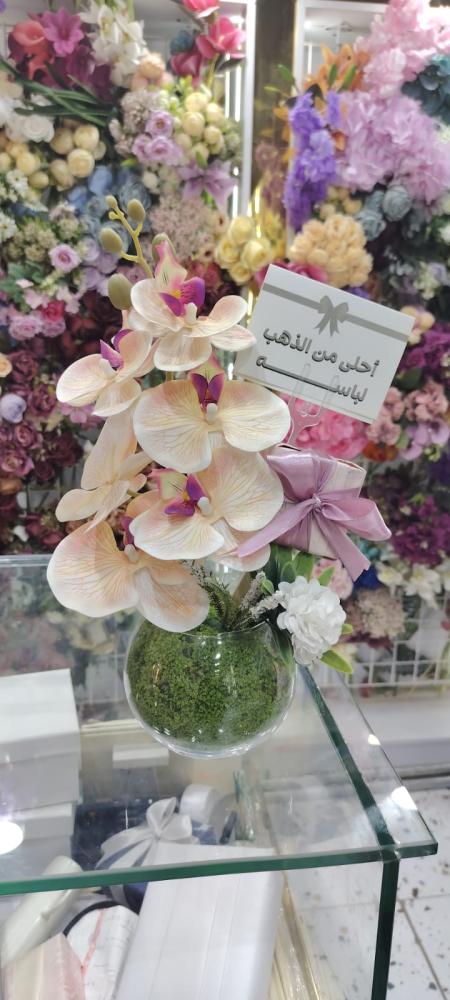 فازا زجاج وتنسيق ورد صناعي او طبيعي حسب الطلب