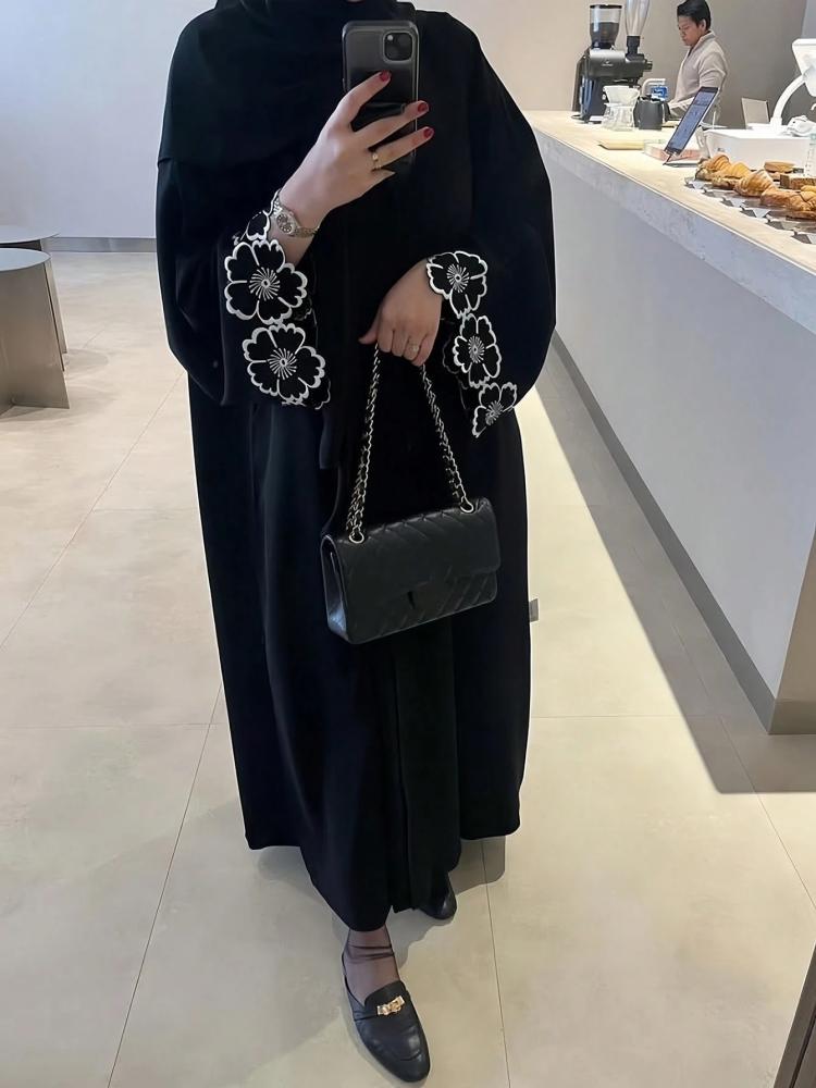 عباية نسائية مطرزة