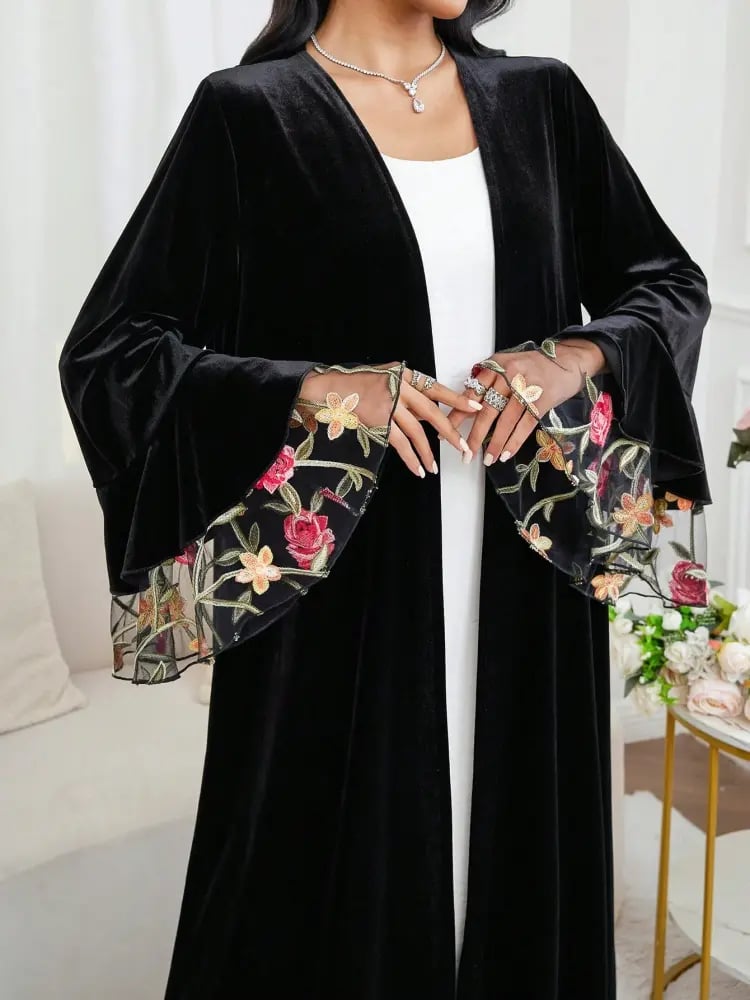 Al Najma عباءة نسائية أنيقة وعصرية مطرزة بالزهور