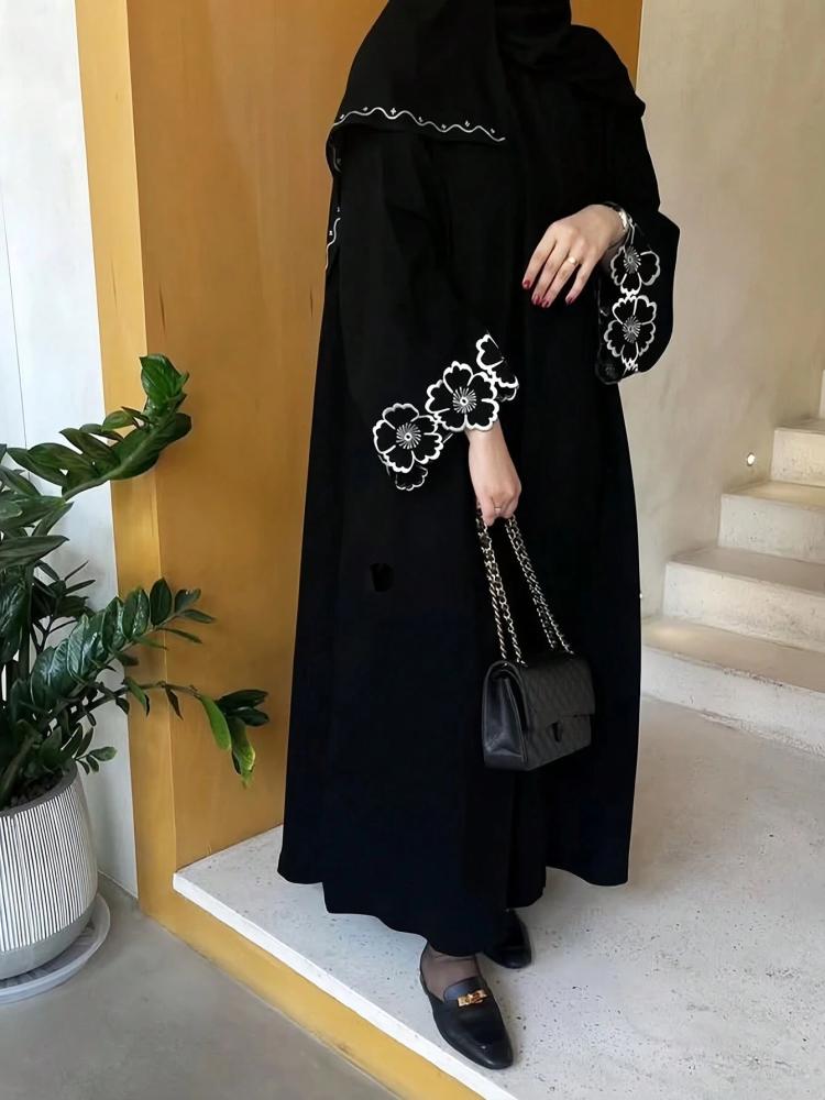 عباية نسائية مطرزة