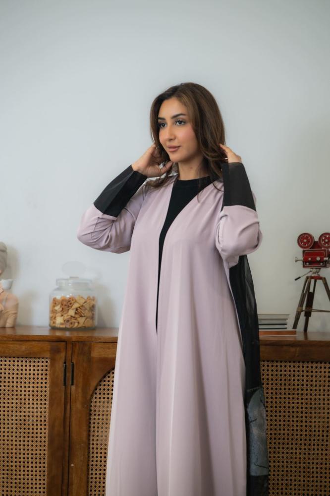 عباية نسائية لنن باللون الوردي الفاتح مع أكمام سوداء ووشاح أسود على