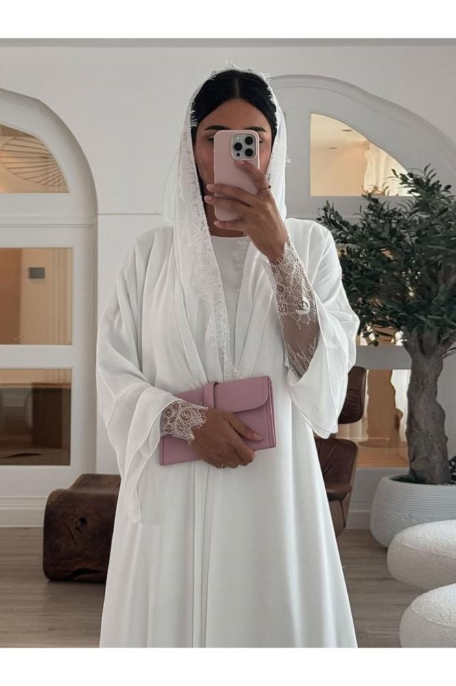 عباءة نسائية مفتوحة من الأمام مع حجاب بتفاصيل دانتيل أبيض