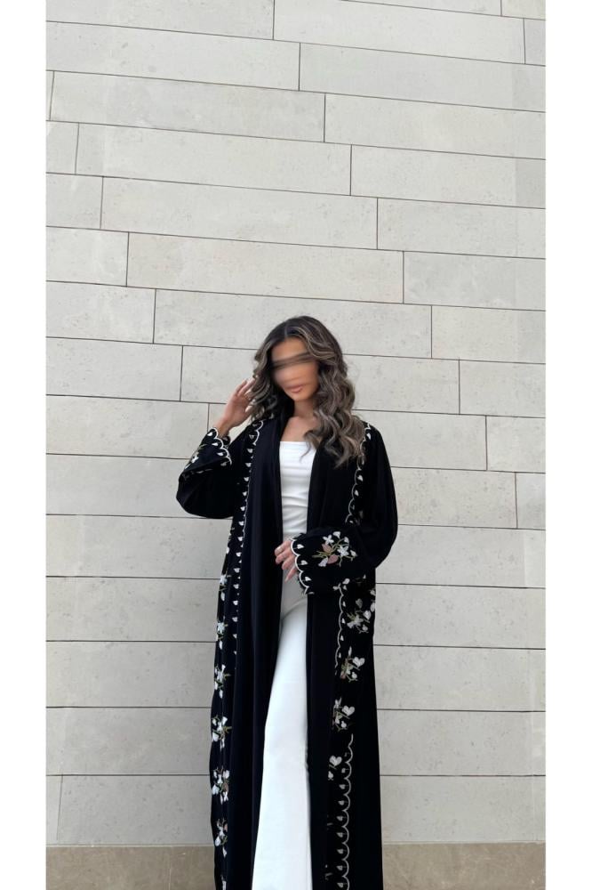 عباية سوداء بتطريز جانبي مزهر على موديل واقف