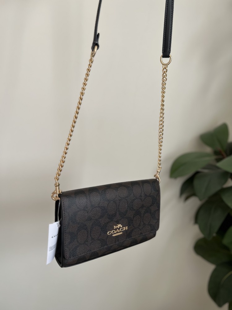 شنطة كوتش Signature Flap كروس بدي