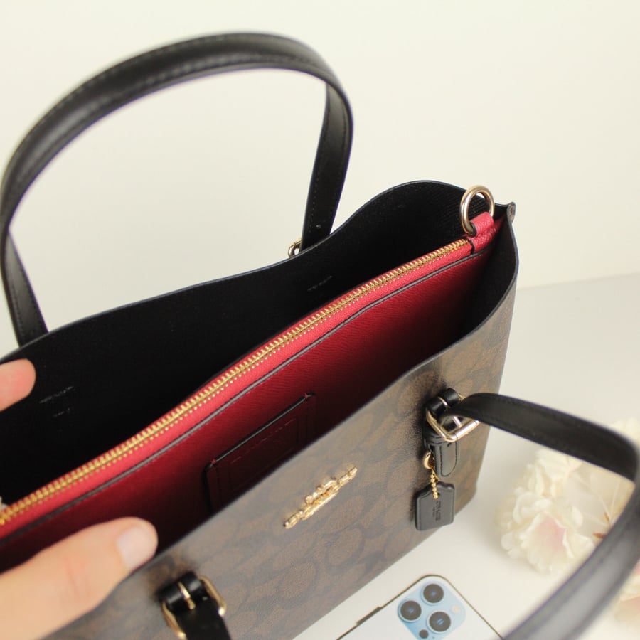 شنطة كوتش كروس بدي Mollie tote 25 بني غامق